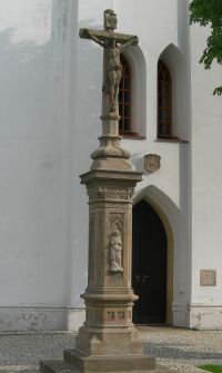 Kř&iacute;ž z roku 1874 u kostela